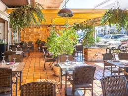 Menú con chuletón de ternera para 2 con botella de vino en un lugar emblemático