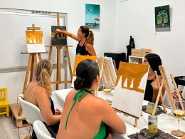 Taller de pintura artística con vino ¡Saca a relucir tu lado creativo!