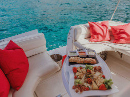 3 Horas de navegación privada Luxury con productos Gourmet y avistamiento de cetáceos