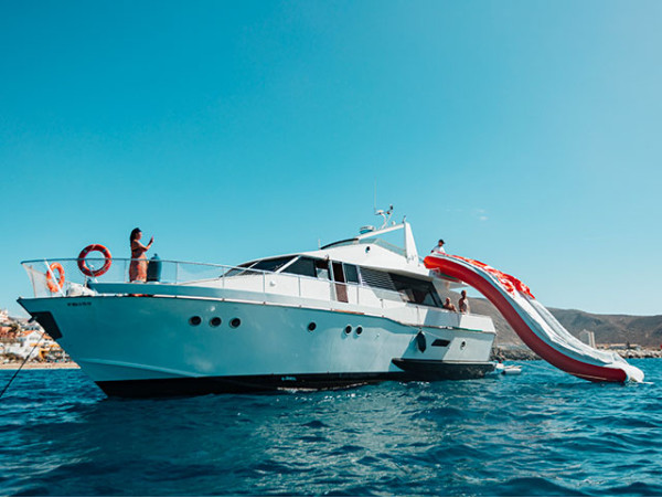 Excursión de 4 horas en Yate con comida + bebidas ilimitadas + juegos acuáticos ¡Único en Canarias!