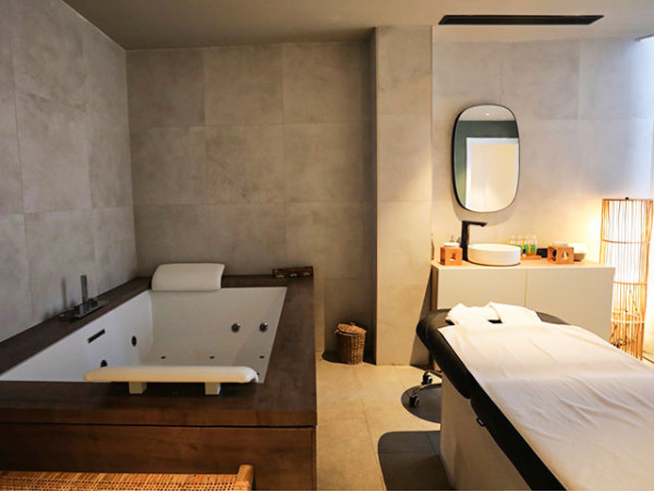 Masaje para 2 con jacuzzi privado + cava y bombones en Costa Adeje