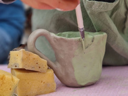 Taller de cerámica con copa de vino al aire libre
