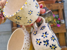 Taller de cerámica con copa de vino al aire libre