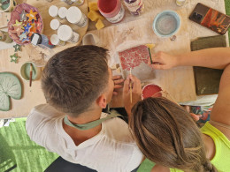 Taller de cerámica con copa de vino al aire libre
