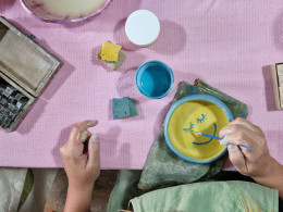 Taller de cerámica con copa de vino al aire libre