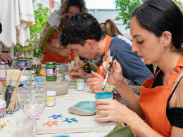 Taller de cerámica con copa de vino al aire libre