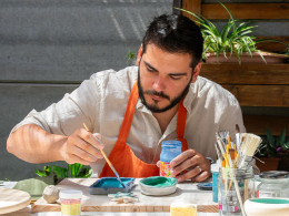 Taller de cerámica con copa de vino al aire libre