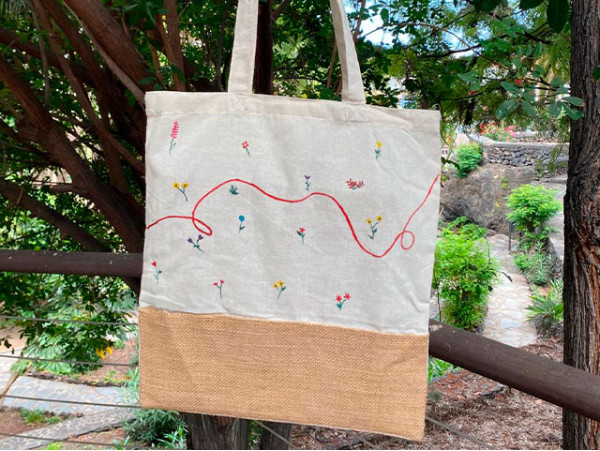 Diseña tu Tote Bag  con copa de vino o limonada + snack salados al aire libre